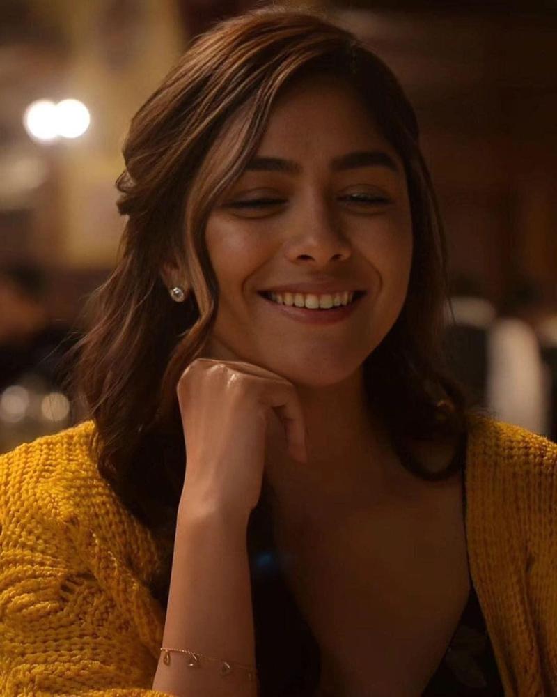 mrunal-thakur-cute-expression